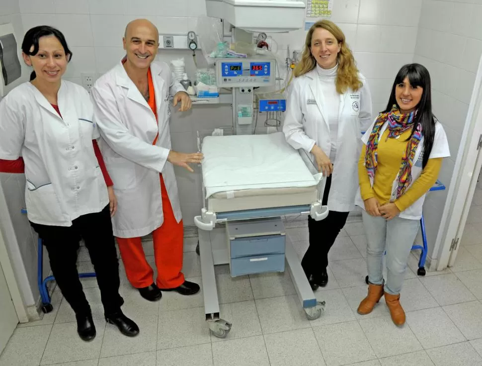 POR LA SALUD DE LAS MADRES Y SUS BEBÉS. Silva, Gordillo, Pastorino y Martini, en nombre de los tres equipos ganadores, en su lugar de trabajo. LA GACETA / FOTO DE FRANCO VERA