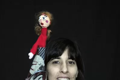 Una titiritera que acaricia el alma de los niños