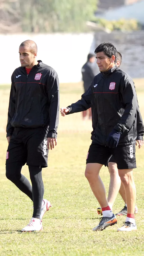 LA DUPLA DE ATRÁS. Medina y López se perfilan para jugar desde el arranque el domingo y por eso van ajustando detalles. LA GACETA / FOTO DE HÉCTOR PERALTA