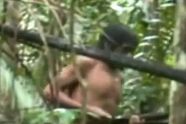 Difunden imágenes inéditas de una tribu del Amazonas