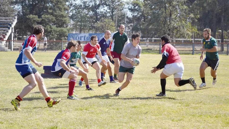 PROHIBIDO GOLPEARSE. Joaquín Riera está a punto de descargar el óvalo en las manos de Emiliano Coria. El seleccionado trabajó movimientos de ataque y defensa, pero sin contacto fuerte para evitar lesiones. PRENSA URT