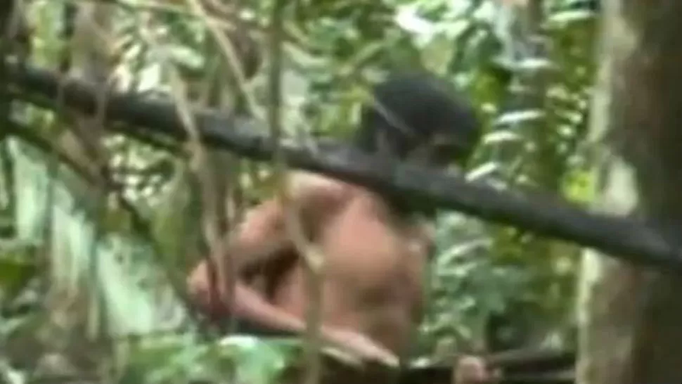 A LA LUZ. El video de dos minutos, filmado en 2011 y divulgado ahora por la estatal Fundación Nacional del Indio. CAPTURA DE VIDEO