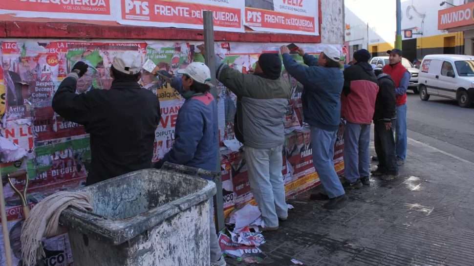 A LIMPIAR. La Municipalidad aseguró que multará a los partidos que hicieron pegatinas en lugares prohibidos. PRENSA MUNICIPALIDAD SAN MIGUEL DE TUCUMÁN