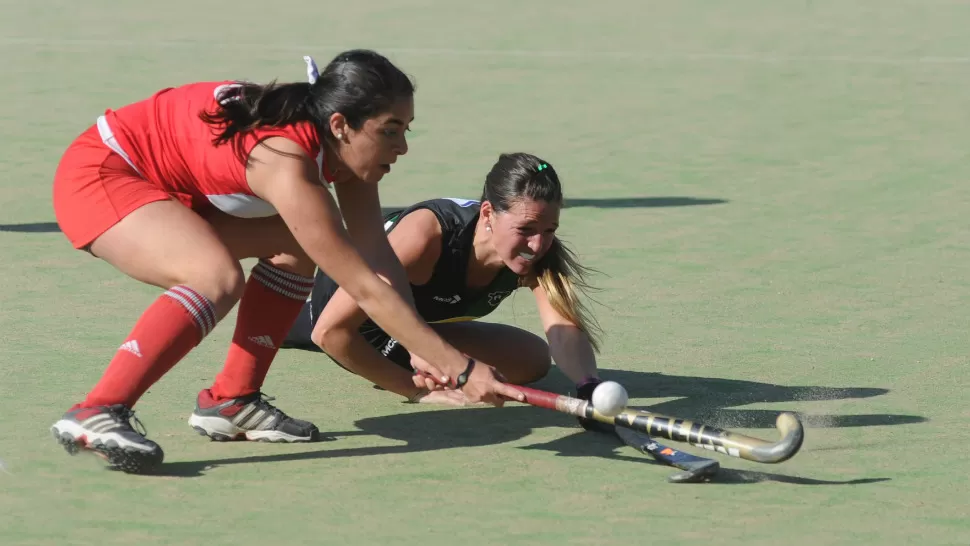 PALO A PALO. Daniela Domínguez, una de las figuras del equipo de Tucumán Rugby Negro, se esfuerza para alcanzar la bocha ante la marca de una salteña. LA GACETA / FOTO DE ANTINIO FRERRONI