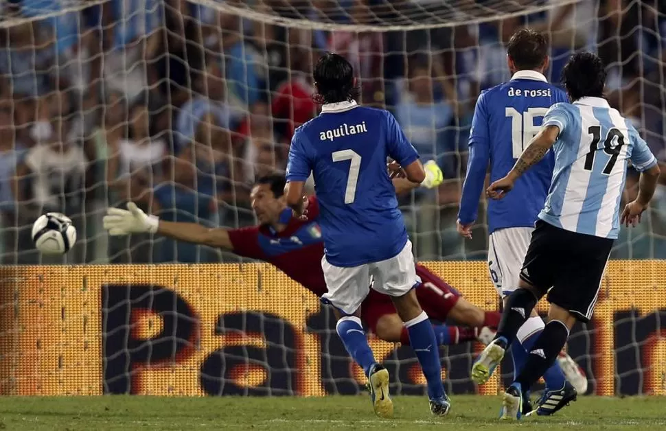 HORA DEL FESTEJO. Higuaín saca un tremendo remate que se convertirá en el 1-0. 