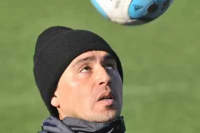 Riquelme tiene gripe y es duda para el domingo