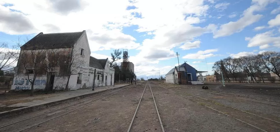 TRECE SIGLOS. La estación sampedrina tiene 130 años , pero la galería del andén fue depredada. El edificio verde agua está casi abandonado.