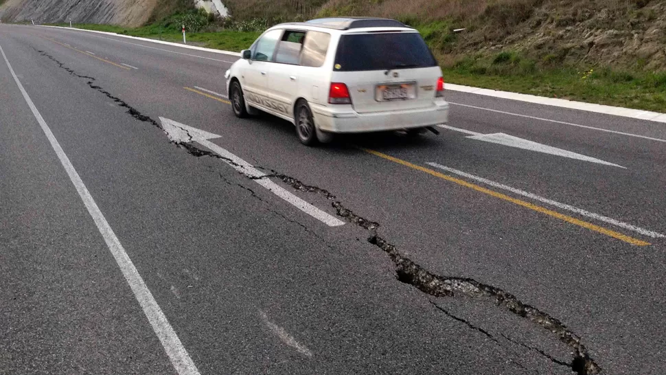 DAÑOS. Algunas rutas y edificios sufrieron grietas debido a los movimientos sísmicos. REUTERS