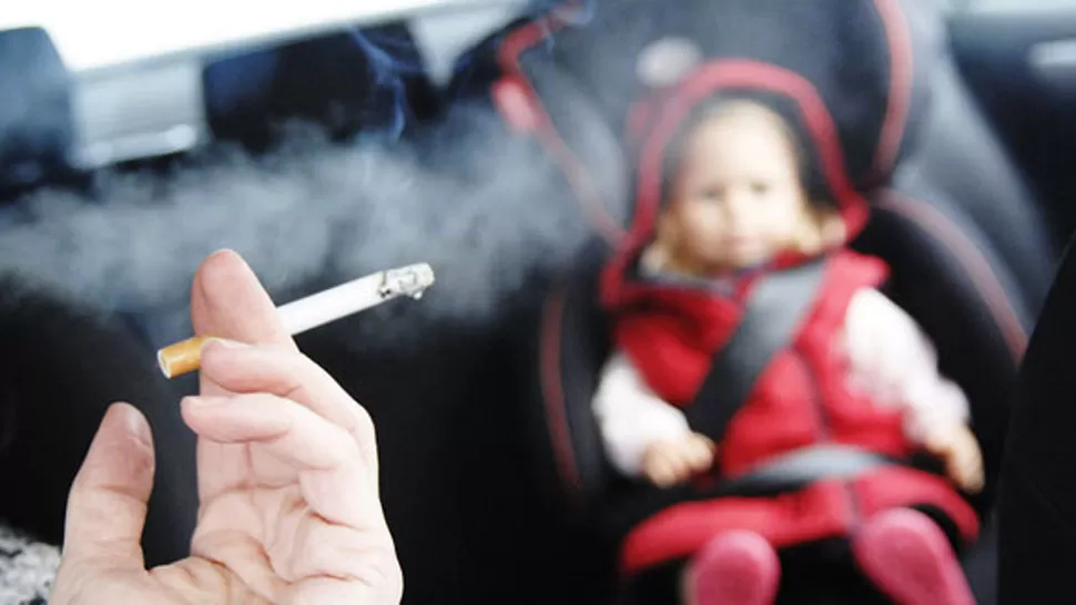 PEQUEÑOS INDEFENSOS. El humo del cigarrillo en el auto es muy nocivo para los niños. FOTO TOMADA DE DIAADIA.COM.AR