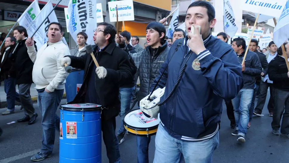 MANIFESTACIÓN CALLEJERA. Los afiliados de la Asociación Bancaria cargaron contra el interventor de la Caja Popular, Armando Cortalezzi. LA GACETA / FOTO DE INÉS QUINTEROS ORIO