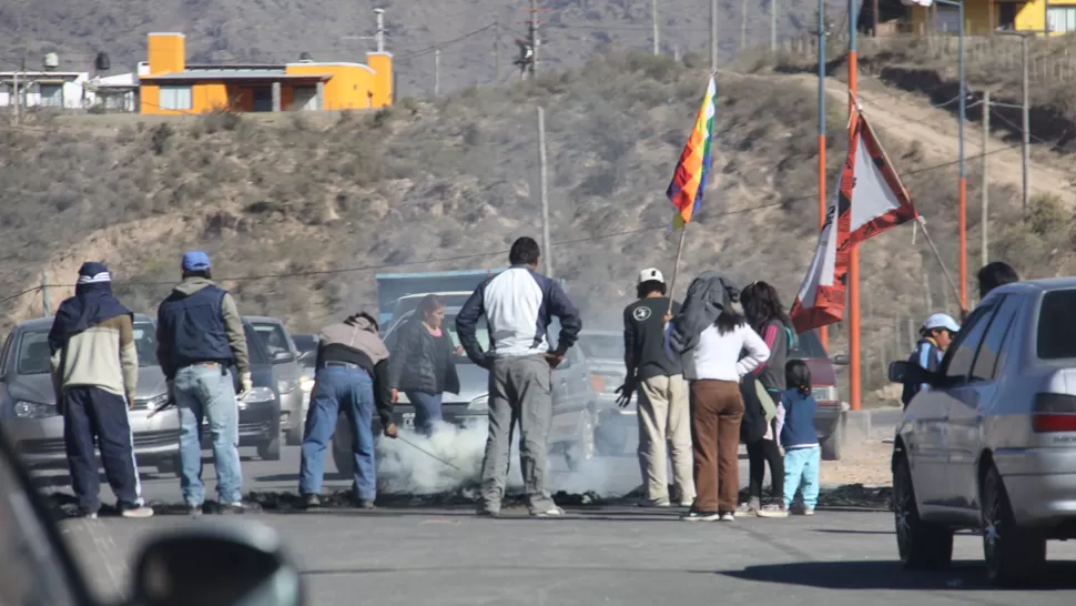 EN EL ASFALTO. Las manifestantes se agruparon ayer sobre la ruta 325 para impedir el paso vehicular. GENTILEZA DANIEL CARRAZANA