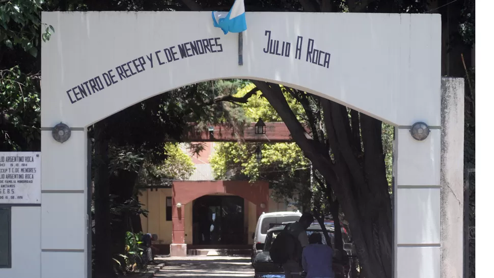 INCIDENTES. Los revoltosos se agruparon en el patio hasta que llegó la Policía. ARCHIVO LA GACETA