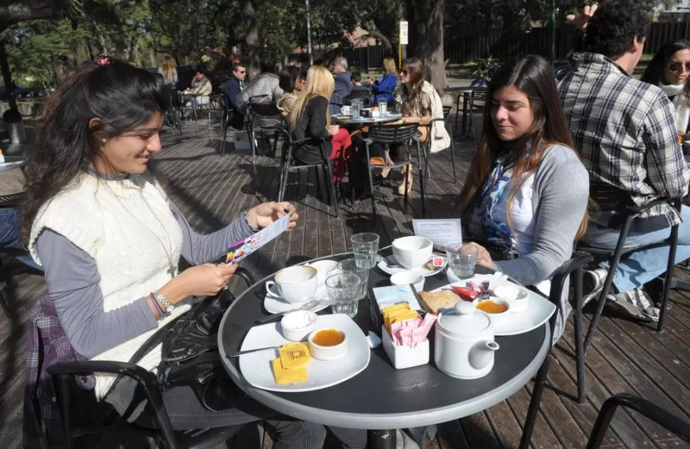 NO TE PIERDAS LAS PROMOCIONES. En bares y parrilladas, tenés un montón de opciones para desayunar, almorzar, merendar y cenar. LA GACETA / FOTO DE FRANCO VERA 