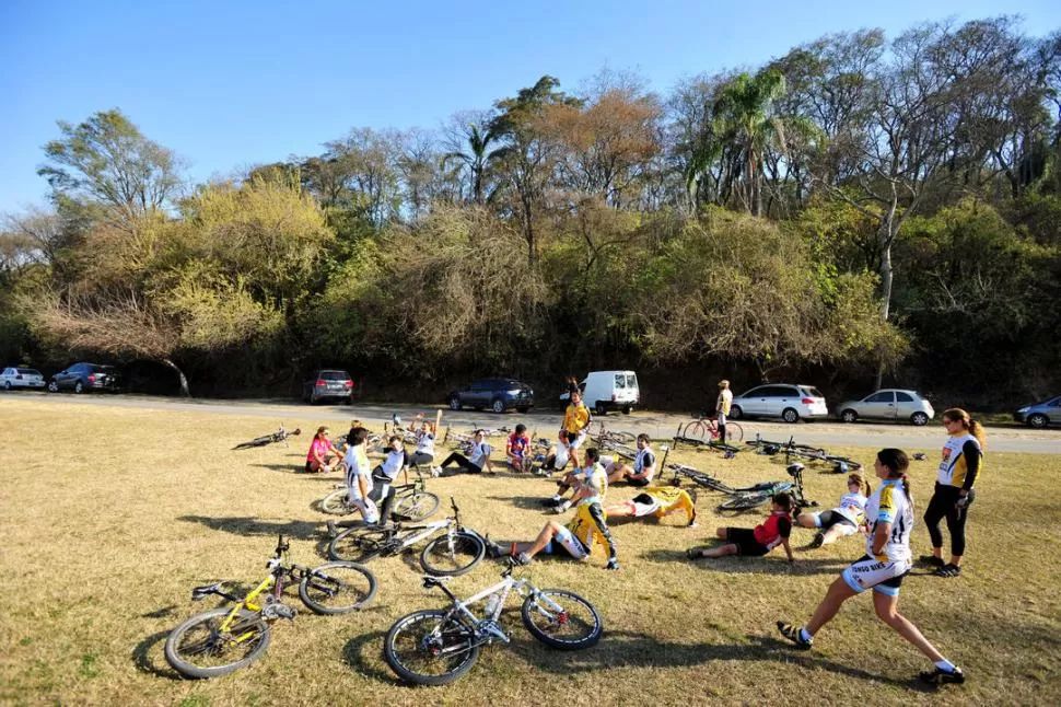 UN LUGAR DE ENCUENTRO. Al pie del cerro, los amantes de las bicis y los chicos en general hacen una parada antes de iniciar el ascenso al cerro. LA GACETA / FOTOS DE DIEGO ARAOZ 