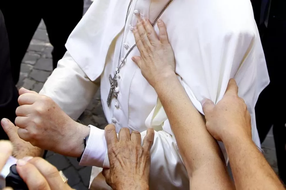 EL PAPA DE TODOS. Francisco sale de la residencia de Castelgandolfo y los fieles se abalanzan para tocarlo. REUTERS 