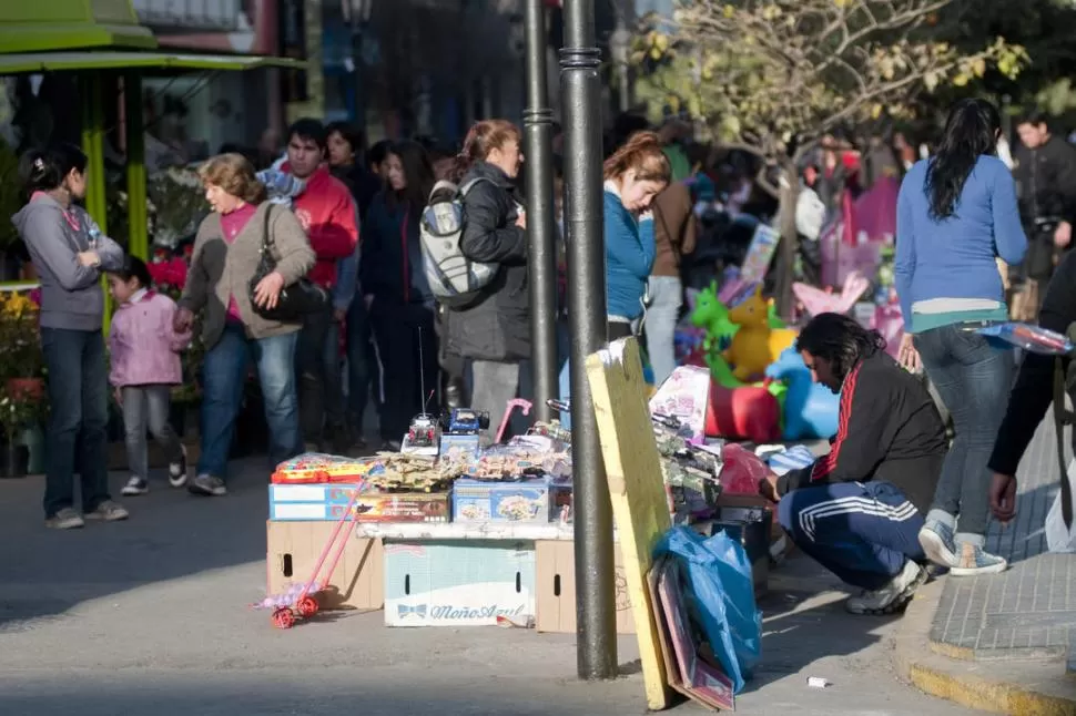 EN EL MICROCENTRO TUCUMANO. Los ambulantes quieren ejercer su actividad en las principales peatonales, pese al control de los municipales. LA GACEA / FOTO DE INES QUINTEROS ORIO