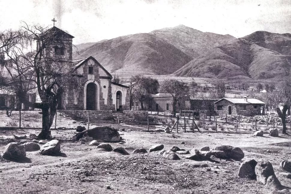 TAFI DEL VALLE. La iglesia parroquial fue erigida gracias al padre Estratón Colombres. La foto registra su aspecto original, en 1945. LA GACETA / ARCHIVO