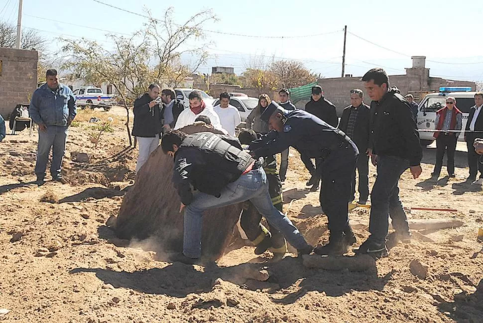 POZO CIEGO. Policías sacan una tapa para iniciar la búsqueda en La Rioja. FOTO GENTILEZA / JORGE TORRES 