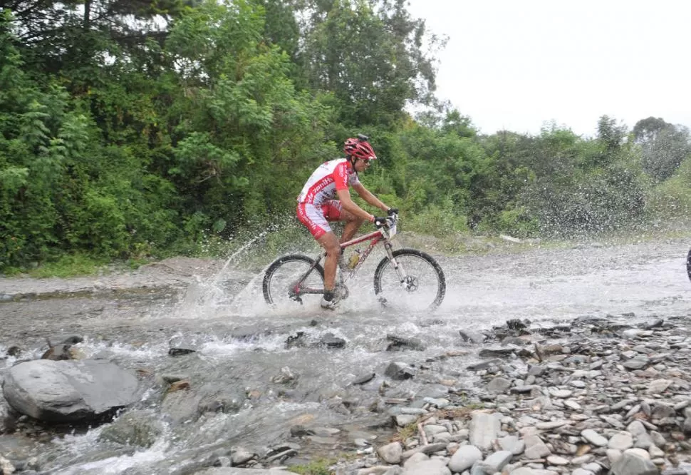 A CAMPO TRAVIESA. La tradicional competencia de bikers propiamente dicha se realizará el domingo entre San Javier y El Siambón y reunirá a participantes de todo el país y también del exterior. 