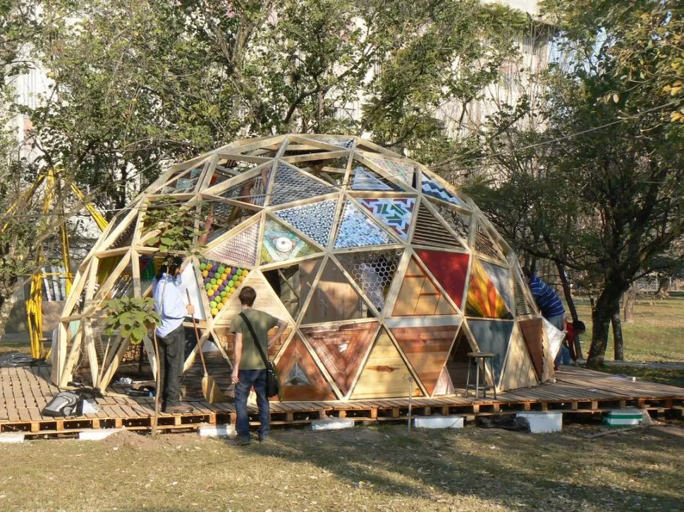 EL TRABAJO CONJUNTO. Teniendo como base el concepto de sinergia, triángulo a triángulo los alumnos construyeron el que será su espacio en la FAU. FOTOS GENTILEZA LUCÍA TOPPA
