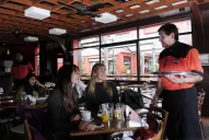 El mozo que conoce a los clientes por su nombre