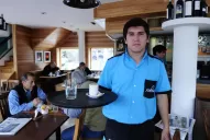 Mauro se pasa el día sirviendo mesas