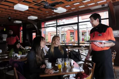 El mozo que conoce a los clientes por su nombre