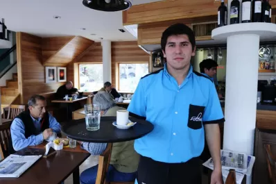 Mauro se pasa el día sirviendo mesas