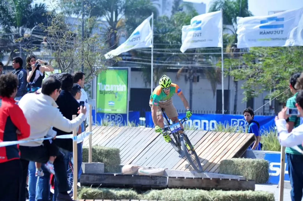 ¿QUIÉN DICE QUE SOLO PUEDEN ESTAR EN LA MONTAÑA? Fue una postal inusual: bicicletas de montaña en pleno asfalto mostrando las mismas bondades que exhiben en la senda. El público acompañó en buen número y varias personas que pasaban por la zona se quedaron a observar. 