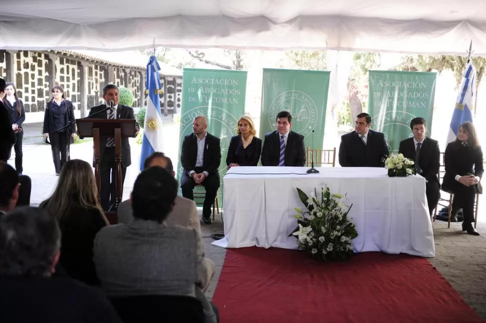 DEBUT. Rogel Chaler se dirige al público congregado en la Casa Histórica. LA GACETA / FOTO DE JORGE OLMOS SGROSSO