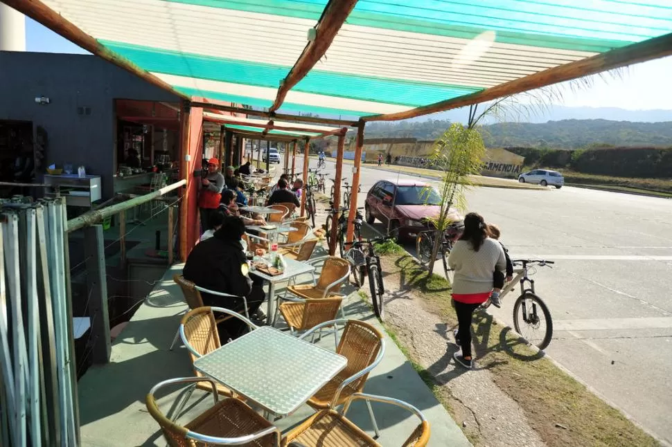 AL PIE DEL CERRO. En este bar, ciclistas y corredores hacen su parada. LA GACETA / FOTO DE DIEGO ARAOZ