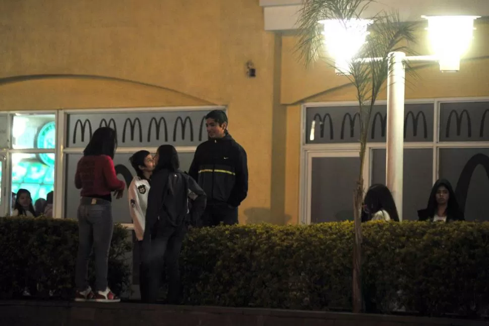 MUY POCOS CHICOS. El sábado pasado asistieron unos 30 adolescentes a la explanada del patio de comidas. LA GACETA / FOTO DE DIEGO ARáOZ 