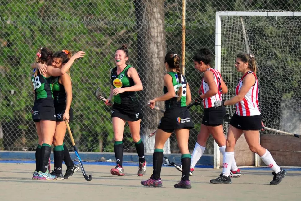 EL TERCERO. Darnay (38) se abraza con Banegas, autora del gol; Cossio y Albiero (66) se suman a la celebración verdinegra. 