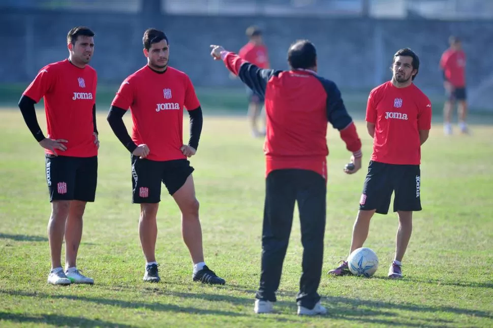 EN TODOS LOS DETALLES. Roldán indica cada punto de juego mientras Silba, Parisi (mañana titular) y Rinaudo atienden. 