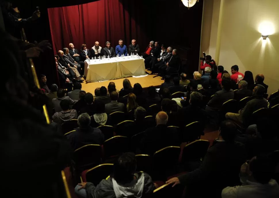 BLINDADO. Dirigentes de las fuerzas que conforman el Acuerdo Cívico y Social se abroquelaron en torno de Cano. LA GACETA / FOTO DE JORGE OLMOS SGROSSO