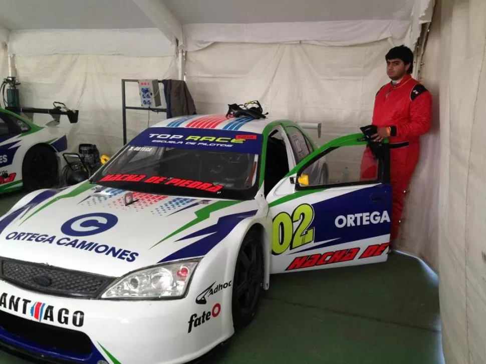 EN LA PISTA SANTIAGUEÑA. Bernardo Ortega (h) maneja un Ford Mondeo del Top Race del NOA. Ayer clasificó 7°, camino a la final que se desarrollará mañana. 