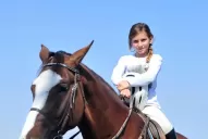 Su caballo es un amigo con el que salta alto