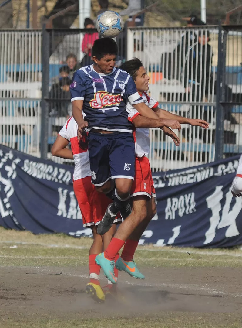 EN LAS ALTURAS. Herrera, de San Juan, gana antes Juan Ibes, de All Boys. 