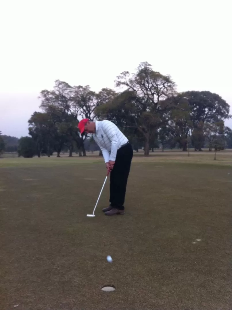 BUEN PUTTER. Nougués ejecuta un tiro en el green de Alpa Sumaj. 