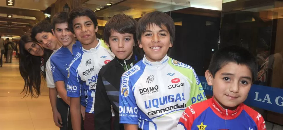 DOBLEMENTE ANSIOSOS. Villagra, Lazarte, Alzabe, Zárate, Gastaldi, Carrizo Lastra y Ochoa reconocieron que los entusiasma la carrera y el festejo del Día del Niño. Los pequeños dejarán todo en la senda. 