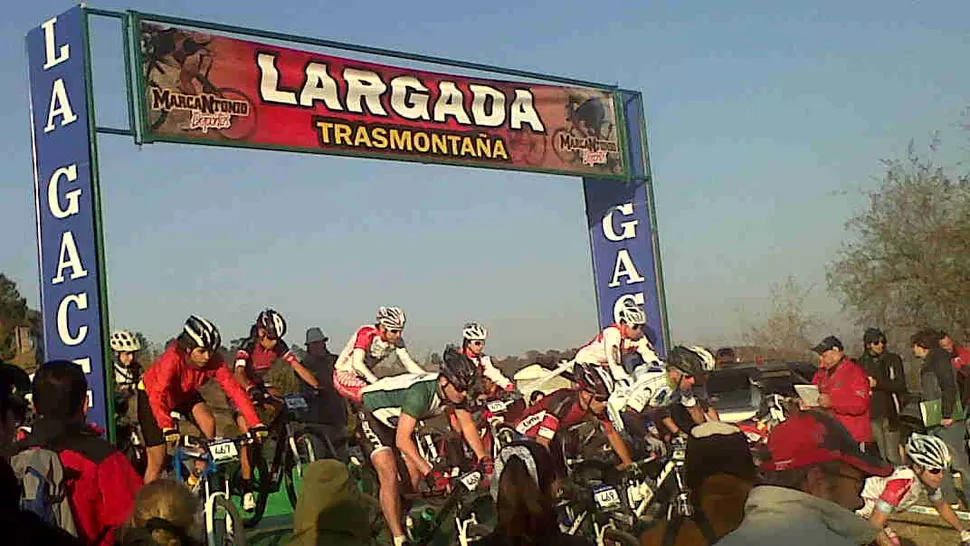 CON EL SON AÚN BAJO. A las 8 en punto iniciaron el recorrido los primeros bikers. LA GACETA / HÉCTOR PERALTA