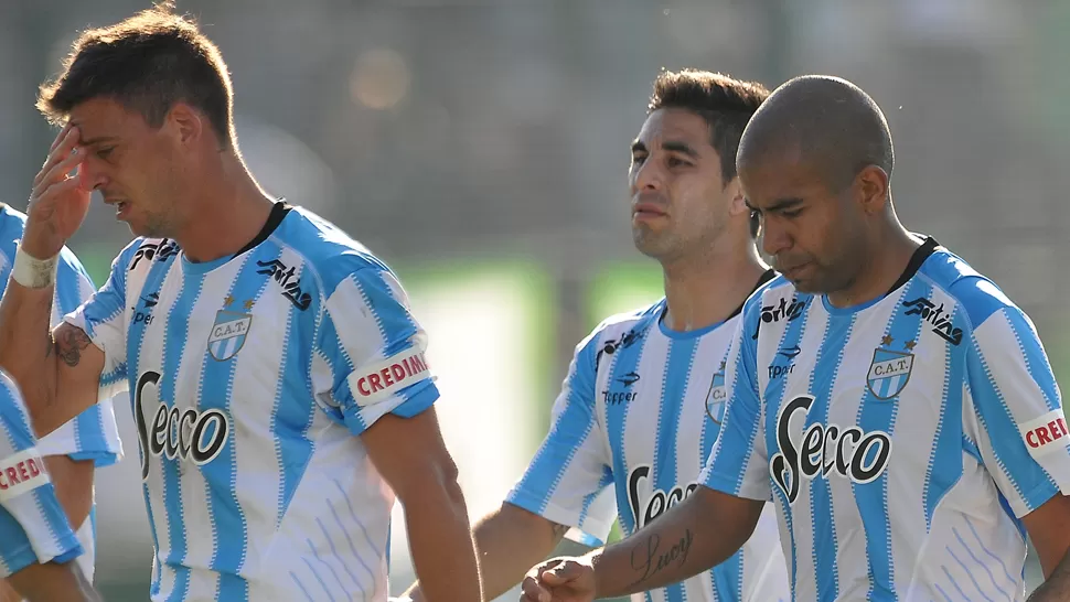 SIN RESPUESTAS. El Decano jamás le encontró la vuelta al partido. LA GACETA / MATIAS NAPOLI ESCALERO