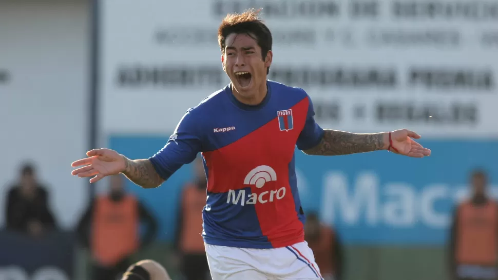 FIESTA EN TIGRE. Sergio Araujo festeja uno de los dos goles que le anotó a Racing. DYN