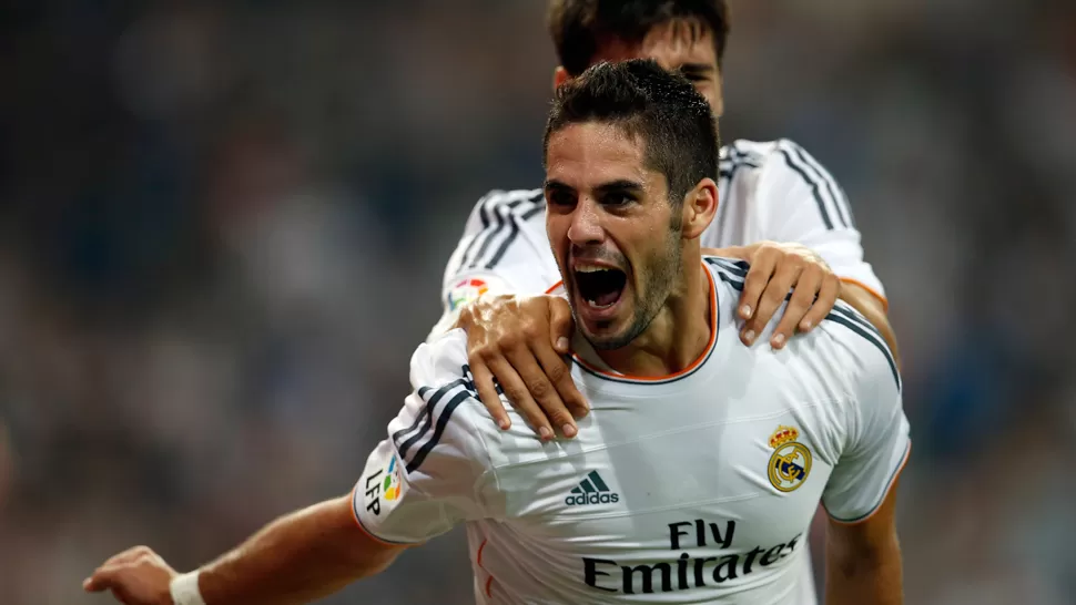 ¡QUE DEBUT! Isco celebra su primer gol oficial y la victoria de los madrileños. REUTERS