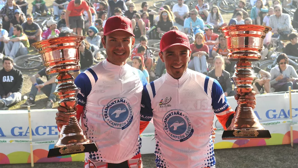 GANADORES. La pareja integrada por el concepcionense Darío Gasco y el bonaerense Luciano Caraccioli se adjudicó la vigésima edición del Rally Trasmontaña de mountain bike, que se corrió entre San Javier y El Siambón. FOTO DE HECTOR PERALTA / LA GACETA 