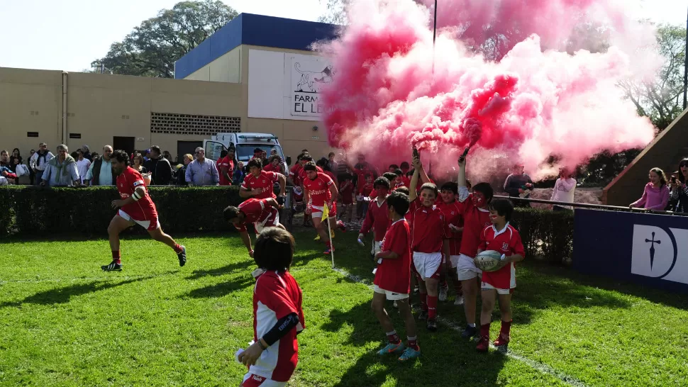 HUMO ROJO. Fue temprano en el parque, antes del primer partido, como un anticipo de cómo se pondría el Campeonato Regional al terminar la doble jornada, al rojo vivo. LA GACETA 