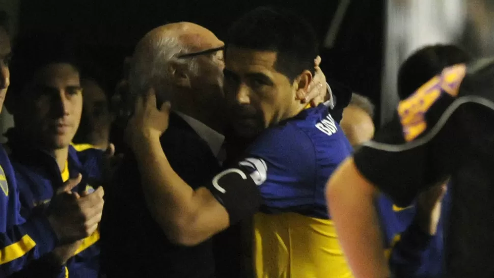 ABRAZO. Riquelme señaló que fue algo natural ir a saludar a Bianchi tras el gol que anotó. DYN.