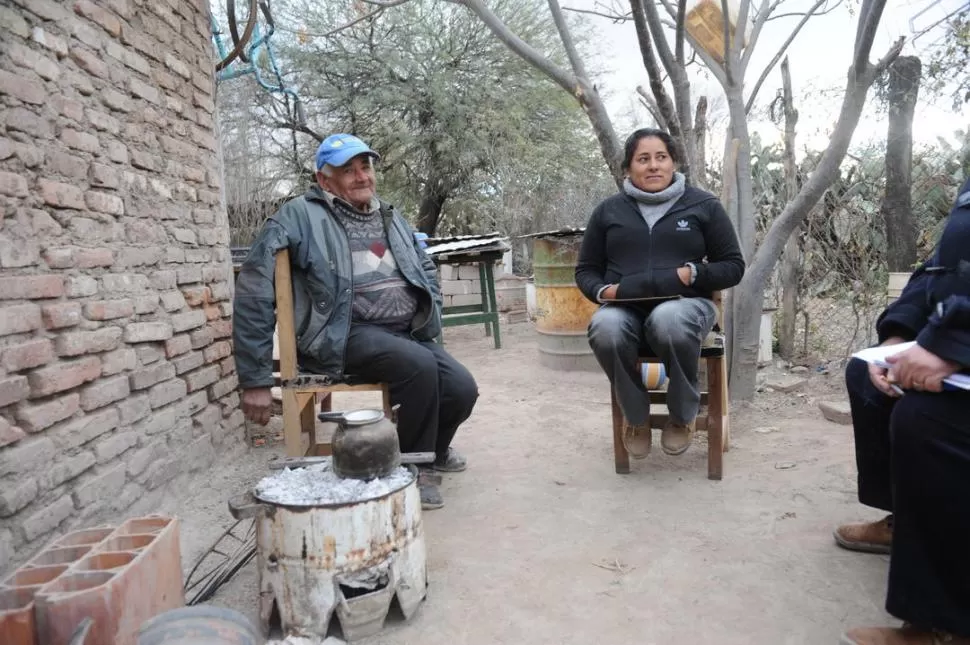 EN CASA. Cecilia, junto a su padre, trabaja en su humilde vivienda de San Pedro de Santa Rosa, Catamarca. LA GACETA / FOTO DE OSVALDO RIPOLL