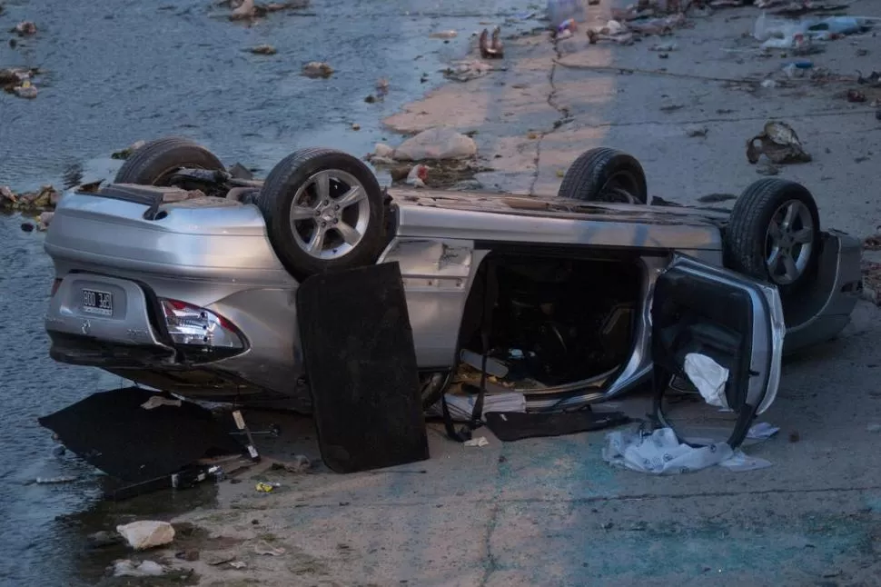 EL TECHO APLASTADO. El Mercedes Benz (patente GPE 008) quedó dado vuelta, con la carrocería abollada y sus ventanillas y parabrisas destrozados. LA GACETA / FOTO DE INéS QUINTEROS ORIO