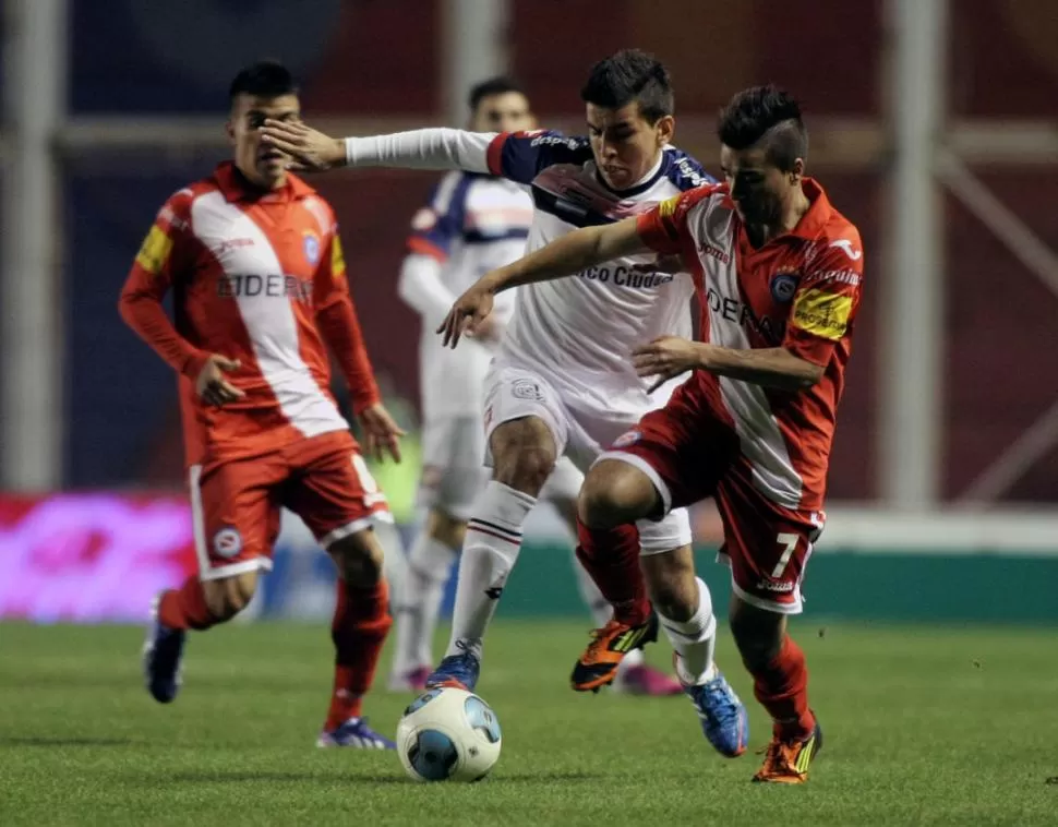 LA FIGURA. Gómez marcó el tercero de Argentinos y fue imparable en la cancha. 